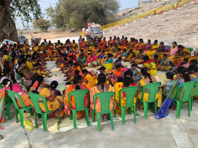 అమ్మవారికి లక్ష కుంకుమార్చన కార్యక్రమంలో పాల్గొన్న మహిళా భక్తులు