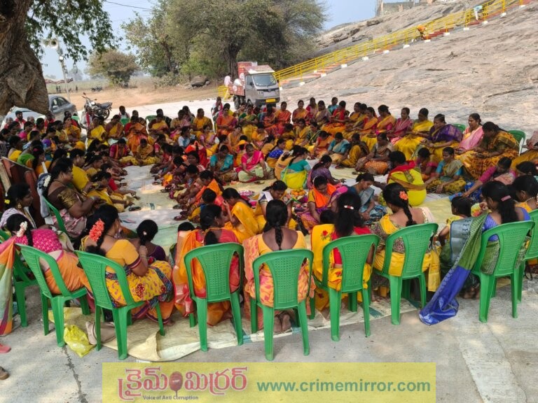 అమ్మవారికి లక్ష కుంకుమార్చన కార్యక్రమంలో పాల్గొన్న మహిళా భక్తులు