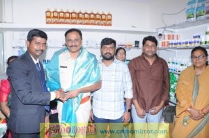 ప్రొపెటర్ మల్లికార్జున్ కోదాడ డిఎస్పీ శ్రీనివాస్ రెడ్డి ని శాలువాతో సన్మానిస్తున్న దృశ్యం