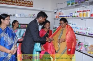 ప్రొపెటర్ మల్లికార్జున్ ఎమ్మెల్యే పద్మావతి ని శాలువాతో సన్మానిస్తున్న దృశ్యం