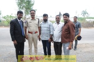 ప్రొపెటర్ మల్లికార్జున్ కోదాడ డిఎస్పీ శ్రీనివాస్ రెడ్డి ని శాలువాతో సన్మానిస్తున్న దృశ్యం