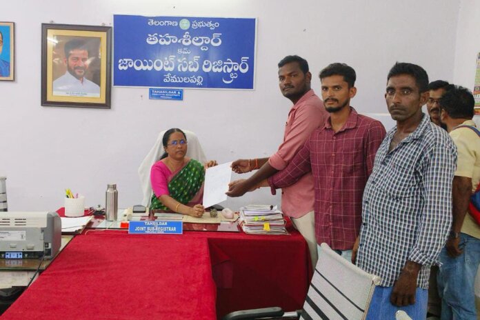 మీసేవ కేంద్రాలపై చర్యలు తీసుకోవాలని ఎం.ఆర్.ఓ కి వినతి