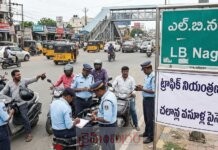 LB Nagar: ట్రాఫిక్ నియంత్రణ కంటే చలాన్ల వసూళ్ల పైనే దృష్టి..! LB Nagar: ట్రాఫిక్ నియంత్రణ కంటే చలాన్ల వసూళ్ల పైనే దృష్టి..!