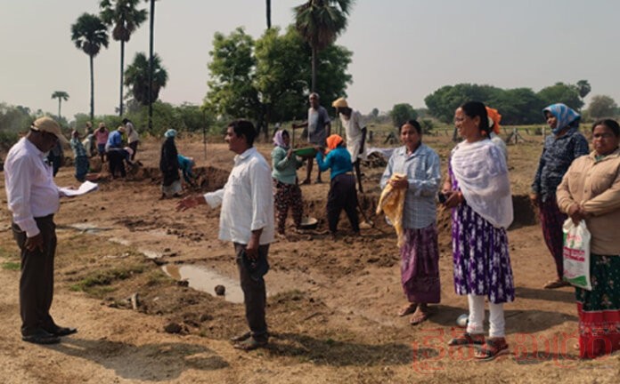 ఉపాధి హామీ ప‌నుల ప‌రిశీల‌న‌...!