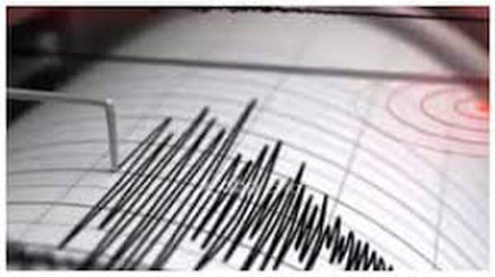 జ‌పాన్‌లో భూ ప్ర‌కంప‌న‌లు...! సునామీ హెచ్చ‌రికాలు జారీ... ఢిల్లీ, క్రైమ్ మిర్ర‌ర్: జ‌పాన్‌లో సోమ‌వారం 4.30 గంట‌ల ప్రాంతంలో భూ ప్ర‌కంప‌న‌లు చోటు చేసుకున్నాయి. జపాన్ మెటీరియోలాజికల్ ఏజెన్సీ తెలిపిన వివరాల మేరకు.. భూప్రకంపనల తీవ్రత రిక్టర్ స్కేలుపై 7.5గా నమోదు అయింది. స్థానిక కాలమానం ప్రకారం సాయంత్రం 4.30 గంటల ప్రాంతంలో ఉత్తర ఇవాట్ ప్రిఫెక్చర్‌లోని పసిఫిక్ మహాసముద్రంలో భూప్రకంపనలు వచ్చాయి. ఈ భూప్రకంపనల కారణంగా టోక్యోతోపాటు వందల కిలోమీటర్ల దూరంలో ఉన్న ప్రాంతాల్లోని బిల్డింగ్‌లు కంపించాయి. సుర‌క్షిత ప్రాంతాల‌కు వెళ్లాల‌ని ప్ర‌జ‌ల‌కు ఆదేశాలు జారీ... జ‌పాన్సంలో సంభ‌వించిన భూ ప్ర‌కంప‌న‌ల కార‌ణంగా ఈశాన్య తీరంలోని ప‌సిఫిక్ మ‌హాస‌ముద్ర తీర ప్రాంతాల‌కు సునామీ హెచ్చ‌రిక‌లు జారీ చేశారు. సముద్ర తీర ప్రాంతాల్లో 3 మీటర్ల(సుమారు 10 అడుగులు) ఎత్తు వరకు అలలు ఎగసిపడే అవకాశం ఉందని జపాన్ మెటీరియోలాజికల్ ఏజెన్సీ తెలిపింది. ప్రధానంగా ఇవాటే, ఆమోరీ, హొక్కైడో ప్రిఫెక్చర్‌లకు సునామీ హెచ్చరికలు జారీ చేసింది. సముద్రతీర ప్రాంతంలోని వారు వీలైనంత త్వరగా అక్కడినుంచి సురక్షిత ప్రదేశాలకు వెళ్లిపోవాలని హెచ్చరించింది. సునామీ హెచ్చరికలు ఎత్తి వేసే వరకు సురక్షిత ప్రాంతాలను వీడరాదని స్పష్టం చేసింది.