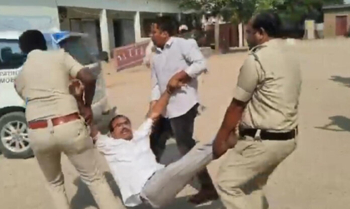 పెండింగ్ బిల్ల‌లు చెల్లించాలంటూ మాజీ స‌ర్పంచ్ నిర‌స‌న‌