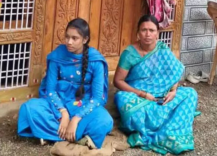 ప్రియుడే కావాలంటూ యువ‌తి మౌన పోరాటం