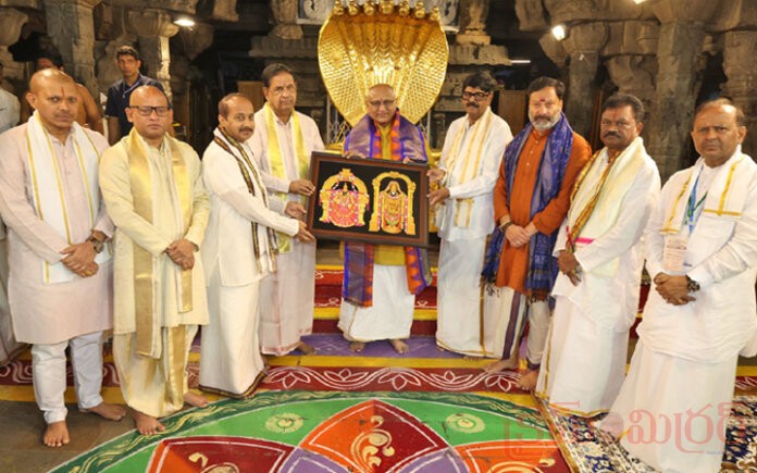 అమ్మ‌వారి స‌న్నిధిలో ఉప రాష్ర్ట‌ప‌తి సీపీ రాధాకృష్ణ‌న్‌...అర్చ‌కుల ఘ‌న స్వాగ‌తం...!
