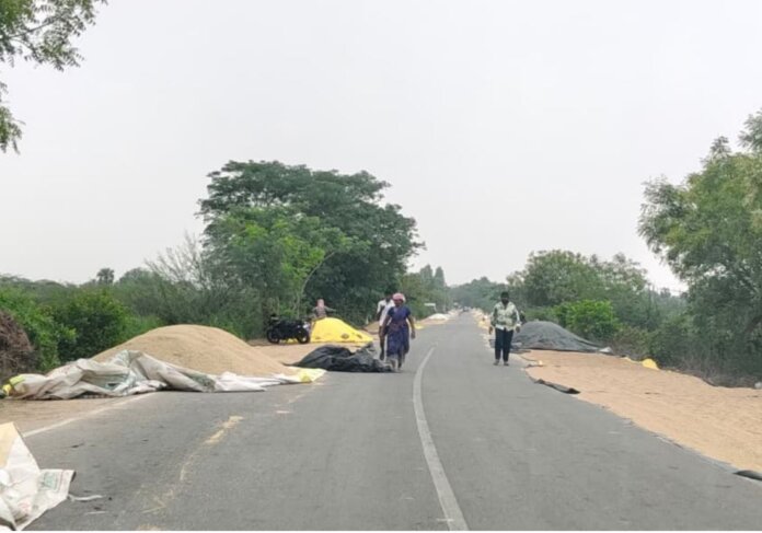 రహదారులపై మృత్యుపాశాలుగా 'వడ్ల' దిబ్బలు...!