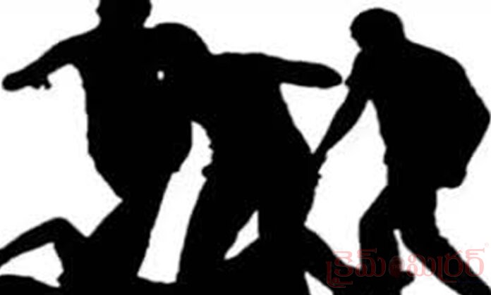 ఘోరం...ఓ వ్య‌క్తిపై గొంతు కోసిన దుండగులు...!