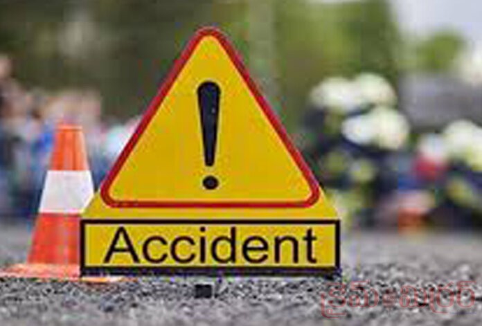 ఆగి ఉన్న లారీని ఢీకొన్న అంబులెన్స్...