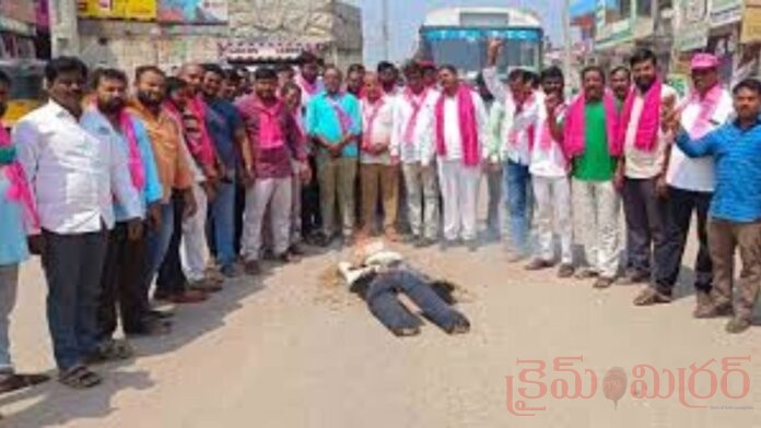 బండి సంజ‌య్ దిస్టిబొమ్మ ద‌గ్దం...!
