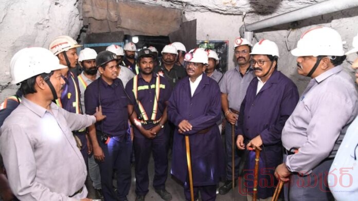 బొగ్గుబావిలో దిగిన మంత్రి వివేక్ వెంక‌ట‌స్వామి...!