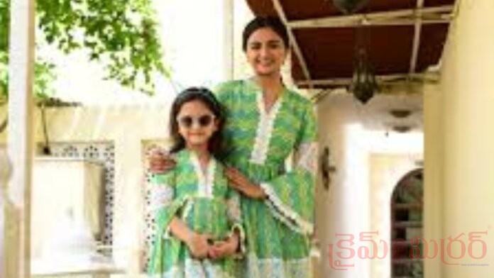 ఒకే డ్రెస్‌లో అమ్మా కూతుళ్లు..