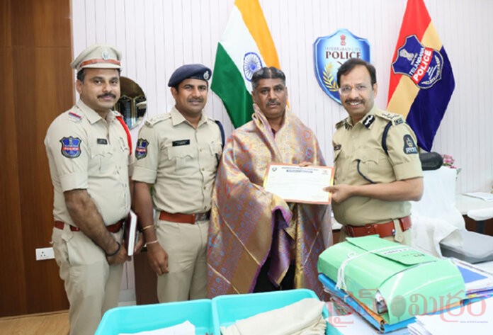 ఆటో డ్రైవ‌ర్ సాహ‌సం...ఆటో ఢీకొట్టి నిలువ‌రించిన వైనం...!