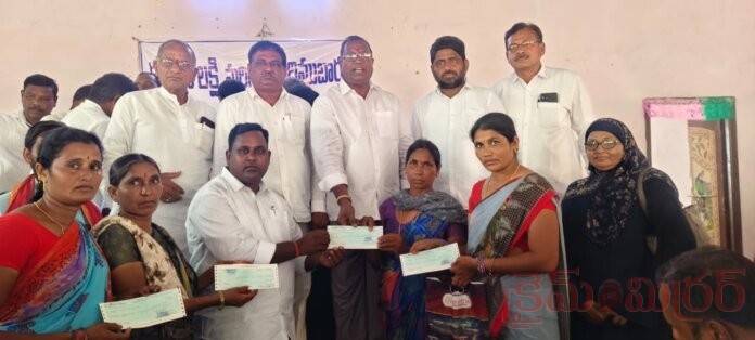 త్రిపురారం లో కల్యాణ లక్ష్మి చెక్కుల పంపిణీ...!