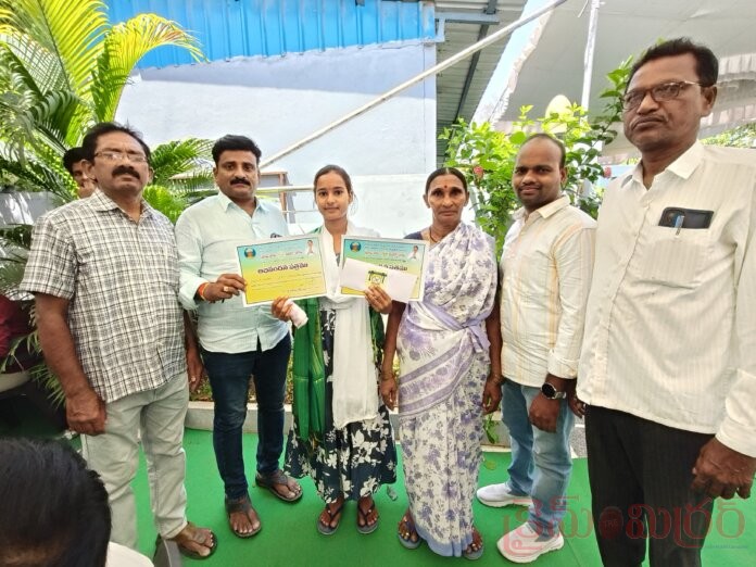 పాములాపహాడ్ గ్రామా విద్యార్థినులకు ఎమ్మెల్యే అభినందనలు..!