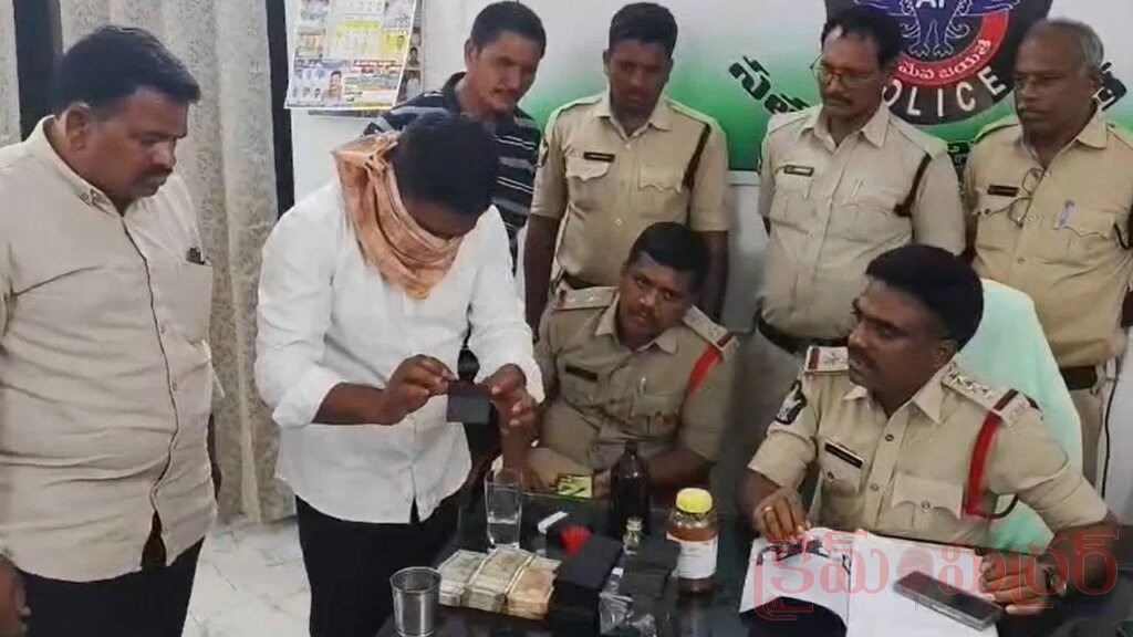 ‘బ్లాక్ మనీ’ మాయాజాలం.. నట్టేట మునిగిన యువకుడు!