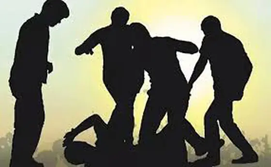 విశాఖలో న‌డిరోడ్డుపై క‌త్తుల‌తో దాడి...యువ‌కుడి దారుణ హ‌త్యా...!