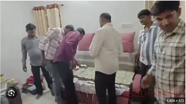 మంచం పై నోట్ల కట్టలు... కంగుతిన్న ఏసీబీ...!