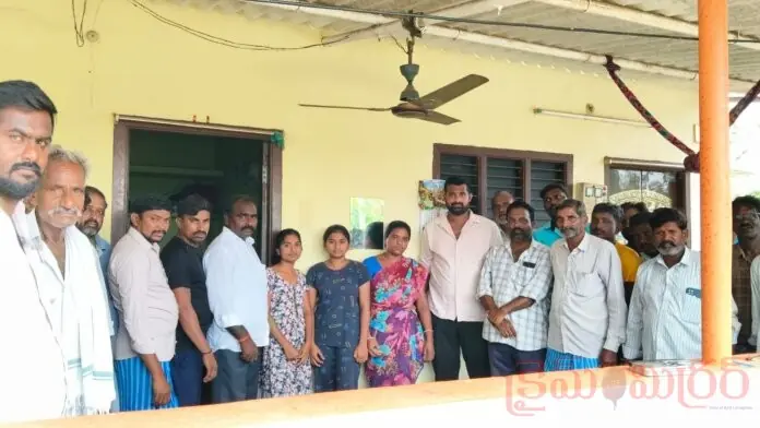 రమేష్ కుటుంబానికి అండగా కాంగ్రెస్ నాయకులు – రూ.10 వేల ఆర్థిక సహాయం..!