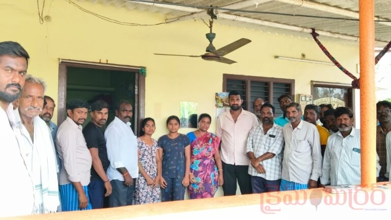 రమేష్ కుటుంబానికి అండగా కాంగ్రెస్ నాయకులు – రూ.10 వేల ఆర్థిక సహాయం..!