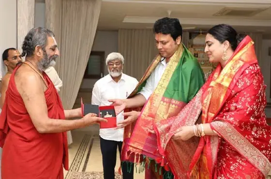 స‌మ‌తామూర్తిని ద‌ర్శించుకున్న త్రిపుర మాజీ సీఎం దంప‌తులు...!