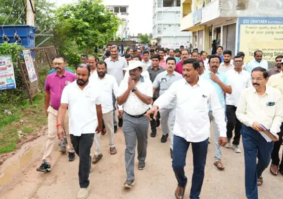 క్యాతనపల్లిలో మంత్రి వివేక్‌ మార్నింగ్‌వాక్‌...!