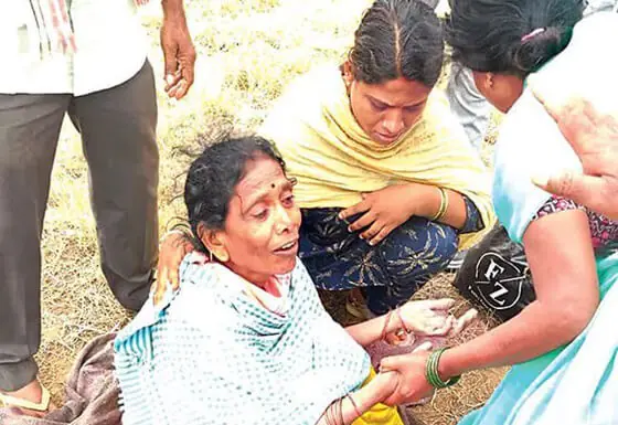 బంగారం లాక్కొని మ‌హిళ‌ను బావిలో తోసేసిన దుండ‌గుడు...! ఒక రోజంతా బావిలలోనే...