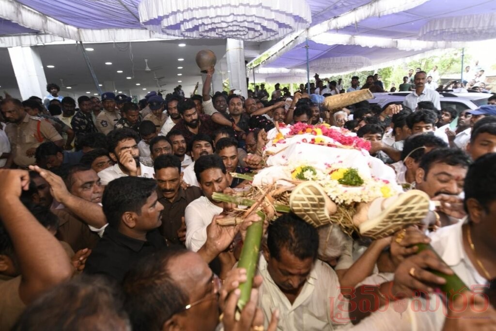 ముద్రగడ పాడె మోసిన జగన్!