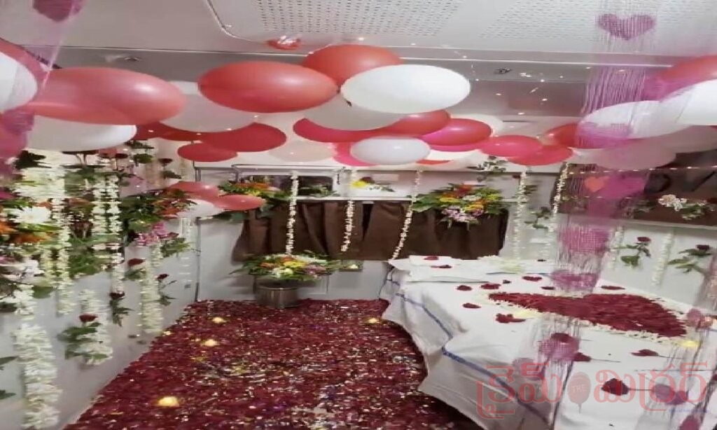 రైలు క్యాబిన్‌ను హనీమూన్ సూట్‌గా మార్చిన జంట.. వీడియో వైరల్ – TTE సస్పెండ్!