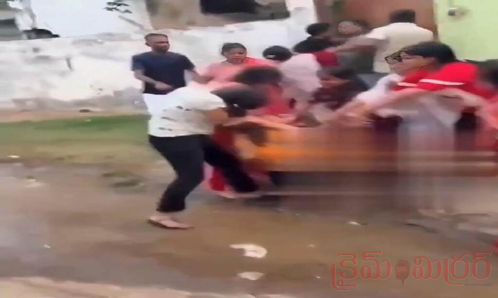 రాణిగంజ్లో దారుణం: యువతిపై ముగ్గురు మహిళల దాడి…