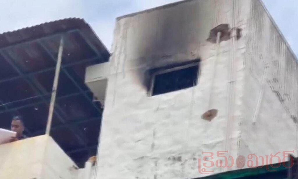 ఢిల్లీలో దారుణం: ఇంట్లో అగ్నిప్రమాదం… తల్లి, ఇద్దరు చిన్నారులు మృతి