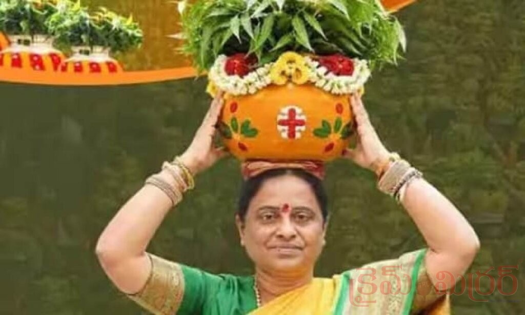 గోల్కొండ బోనాల జాతర షురూ.. అమ్మవారికి తొలి బోనం ఎత్తిన మంత్రి కొండా సురేఖ