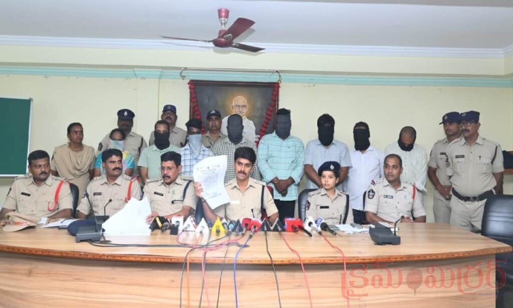 శ్రీకాకుళంలో భూకబ్జా కుట్ర బహిర్గతం.. మాజీ స్పీకర్ కుటుంబంపై కేసులు నమోదు