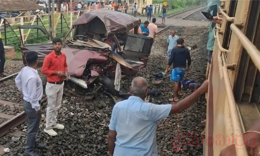 ముర్షిదాబాద్‌లో విషాదం.. స్కూల్ బస్సును ఢీకొట్టిన రైలు.. ముగ్గురు మృతి, పలువురు విద్యార్థులకు గాయాలు