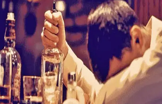 సంచ‌ల‌న నిర్ణ‌యం...! పెళ్లికాని యువ‌త మ‌ద్యం తాగితే రూ.5వేలు జ‌రిమాన...