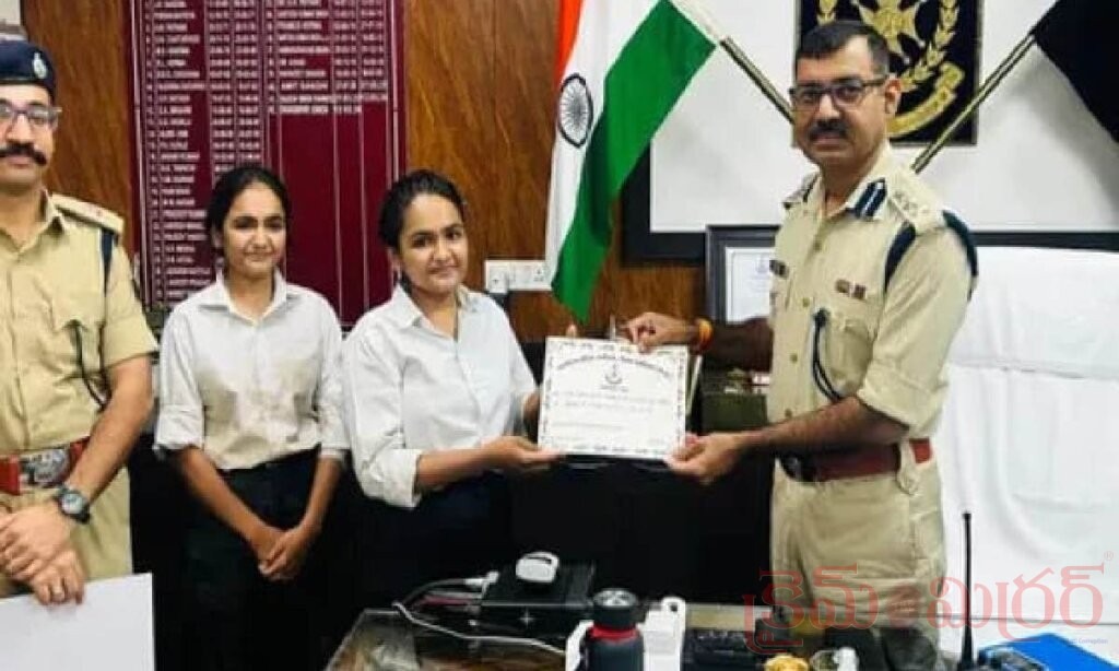 కళ్లముందే ఫోన్ చోరీ.. ధైర్యంగా దొంగను పట్టుకుని పోలీసులకు అప్పగించిన కవలలు
