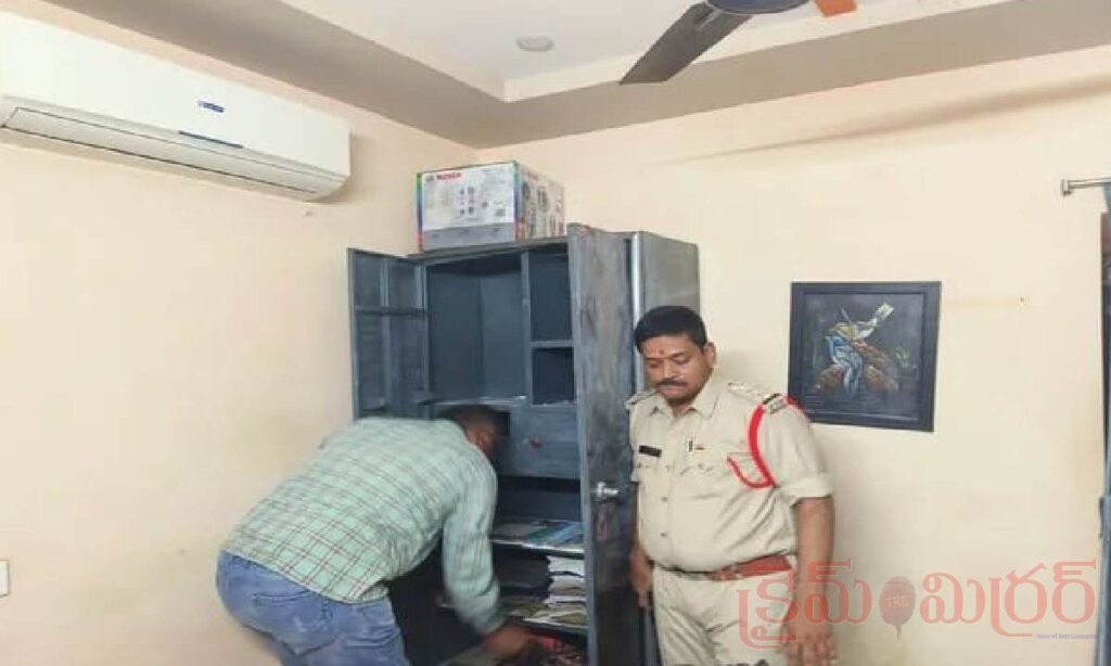కొత్తపేటలో పోలీసు ఇంట్లో చోరీ.. 28 కాసుల బంగారం, వెండి, నగదు అపహరణ