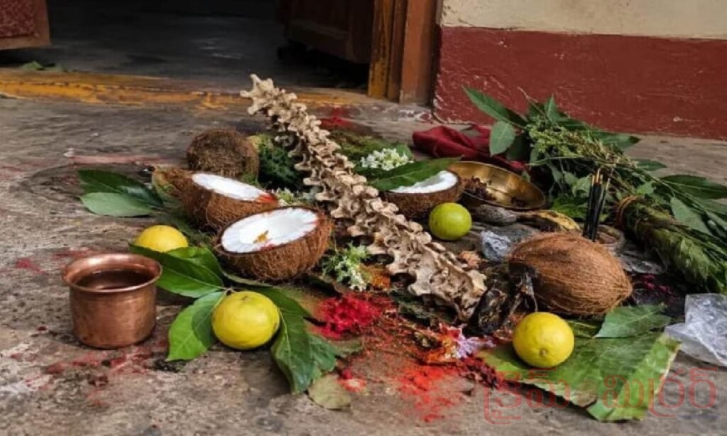 నిర్మల్‌లో కలకలం.. ఇంటి ముందు వెన్నుముక, వింత వస్తువులు