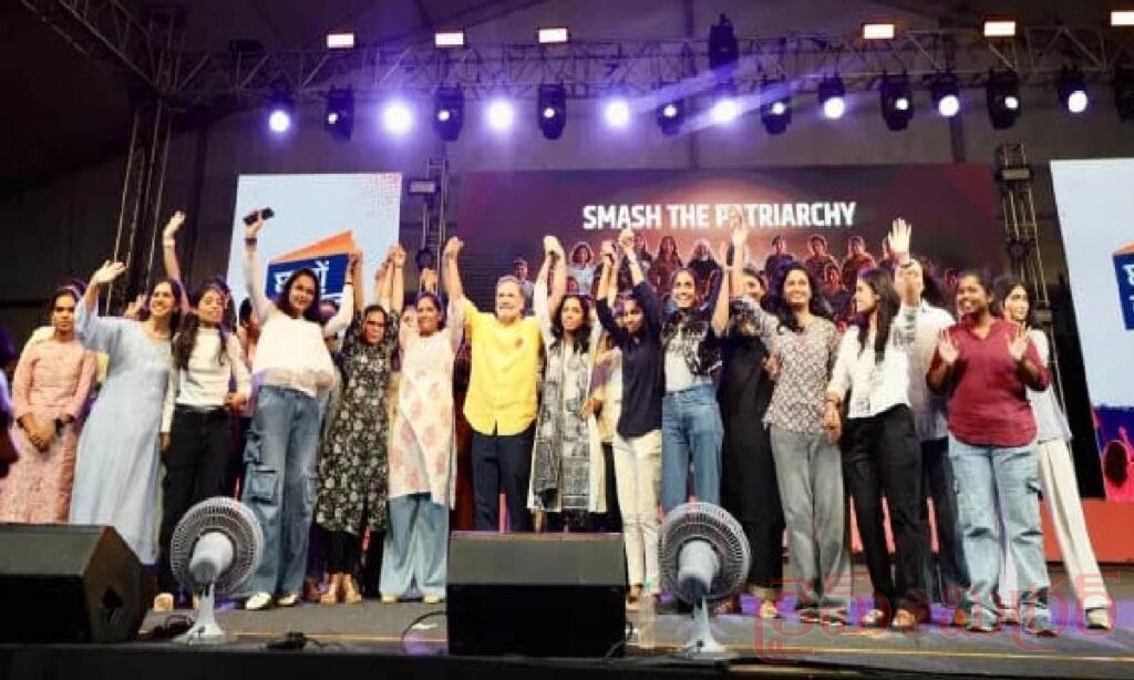 పుణెలో రాహుల్ గాంధీకి ఊహించని అనుభవం.. వేదికపైనే యువతి ముద్దు, వీడియో వైరల్‌