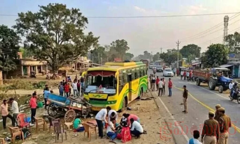 బిహార్‌లో ఘోర రోడ్డు ప్రమాదం.. ఆర్కెస్ట్రాపైకి దూసుకెళ్లిన బస్సు.. ఐదుగురు మృతి