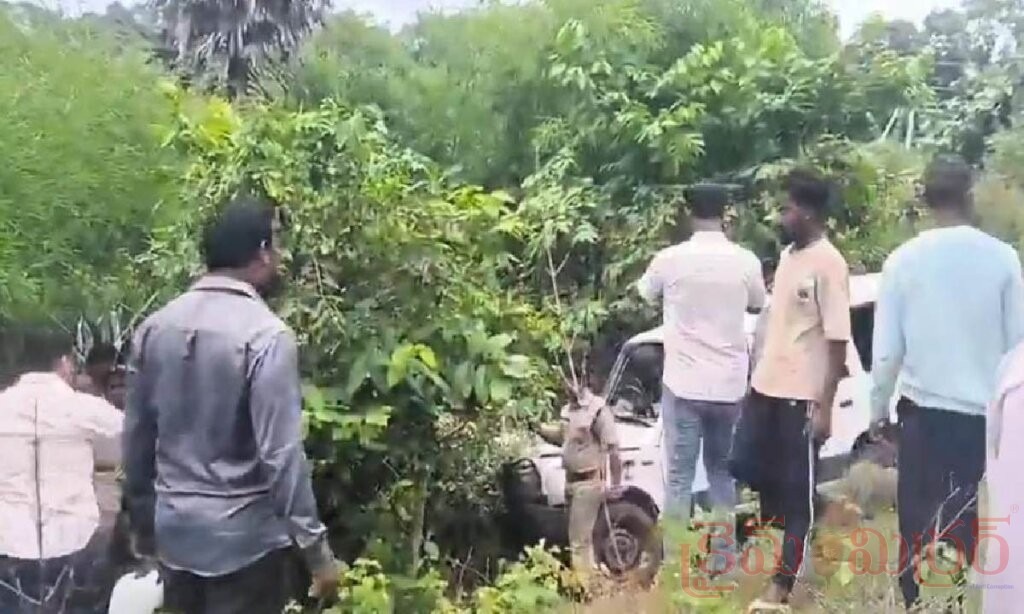 విజయనగరం జిల్లాలో పోలీసు వాహనం బోల్తా.. కానిస్టేబుల్ మృతి