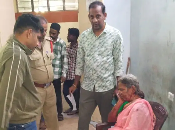 నిజామాబాద్‌లో దారుణం...బంగారం కోసం వృద్ధురాలి చెవులు కోసిన దుండగుడు...