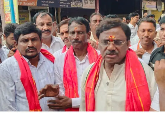 దేశంలో కుల వివక్ష తొలగలేదు...! మంత్రి వివేక్ వెంక‌ట‌స్వామి