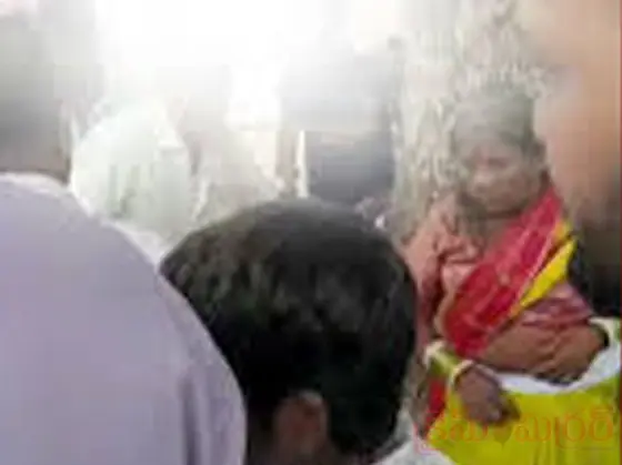 రంగారెడ్డి జిల్లాలో దారుణ ఘ‌ట‌న‌...! క్షుద్ర పూజ‌ల నెపంతో వృద్దురాలిని చెట్టుకు కట్టేసి దాడి....