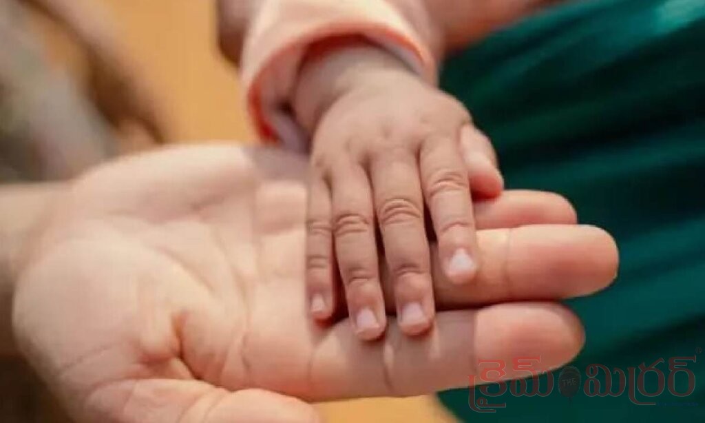 కాకినాడ జిల్లాలో విషాదం.. మట్టిగోడ కూలి 8 ఏళ్ల బాలుడి మృతి