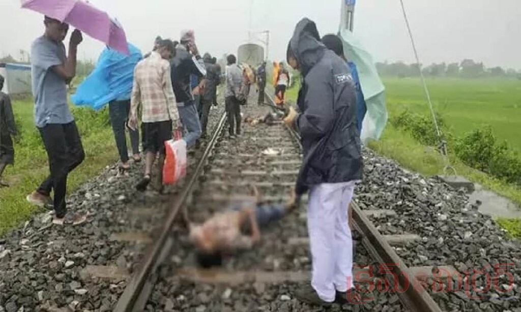 టెక్కలి సమీపంలో ఘోర రైలు ప్రమాదం.. నలుగురు యువకులు మృతి