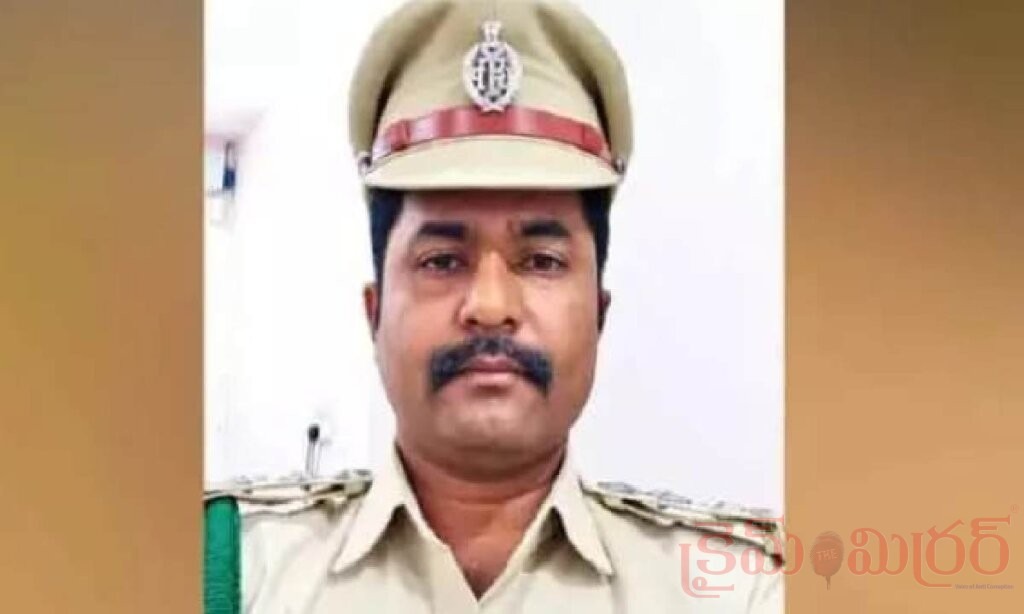 నిజామాబాద్ పోలీస్ హెడ్‌క్వార్టర్స్‌లో విషాదం.. సర్వీస్ రివాల్వర్ పేలి ఆర్‌ఐ మృతి