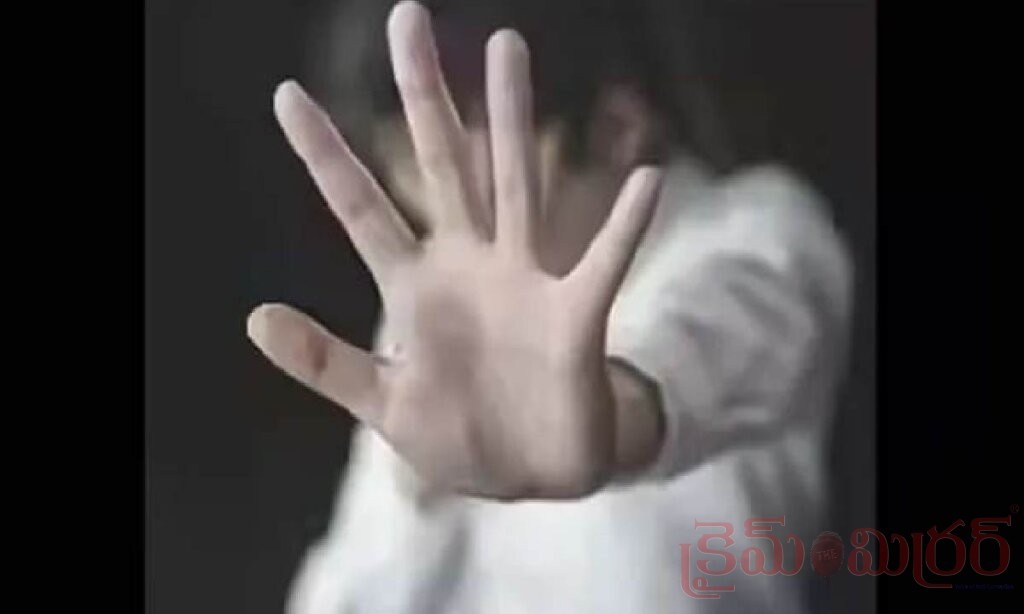 పోలీసులమని నమ్మించి మైనర్ బాలికపై దారుణం.. ముగ్గురు యువకులపై పోక్సో కేసు